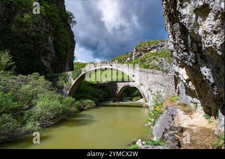 Blick auf die traditionelle Steinbrücke von Noutsos oder Kokkoros in Epirus, Griechenland im Frühling Stockfoto