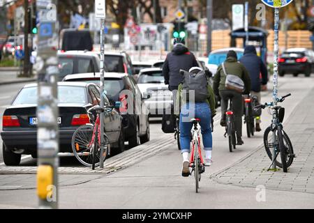 München, Deutschland. November 2024. Radfahrer fahren ihre Fahrräder, Radfahren auf einem Radweg in München im Stadtverkehr, Radfahren. ? Quelle: dpa/Alamy Live News Stockfoto