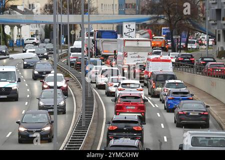 München, Deutschland. November 2024. Überlastete Hauptstraße, Stau, Stop and Go, mit dem Tellerer Ring, starker Verkehr auf dem Tellerring in München, Tegernseer Landstraße, Rush Hour. ? Quelle: dpa/Alamy Live News Stockfoto