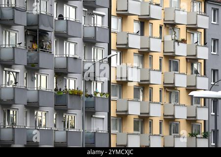 München, Deutschland. November 2024. Mietwohnung, Mietwohnung in München Giesing, Mietpreis, Mietobergrenze, Miete, Mieten, Apartment, Mieter, Fassade, Außenansicht, Gebäude, ? Quelle: dpa/Alamy Live News Stockfoto