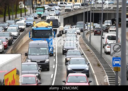 München, Deutschland. November 2024. Überlastete Hauptstraße, Stau, Stop and Go, mit dem Tellerer Ring, starker Verkehr auf dem Tellerring in München, Tegernseer Landstraße, Rush Hour. ? Quelle: dpa/Alamy Live News Stockfoto