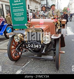 Dreiviertel-Vorderansicht eines 1904er Albion Wagonette in der Pall Mall während des 2024er St. James Motoring Spectacular Stockfoto