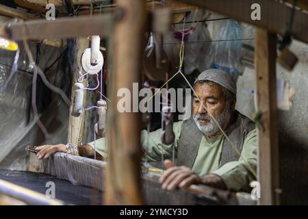 "Seidenkettweberei nach der ältesten Methode in der Provinz Herat, Afghanistan." Stockfoto