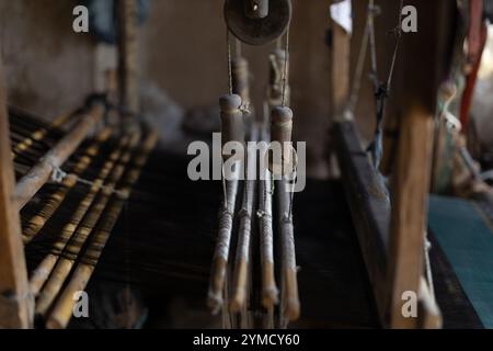 "Seidenkettweberei nach der ältesten Methode in der Provinz Herat, Afghanistan." Stockfoto