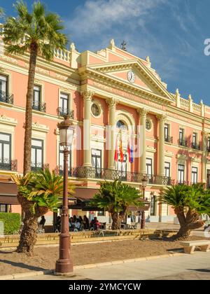 Casa Consistorial, Murcia. Das neoklassizistische Rathaus von Murcia befindet sich auf der Plaza de la Glorieta neben dem Fluss Segura. Stockfoto