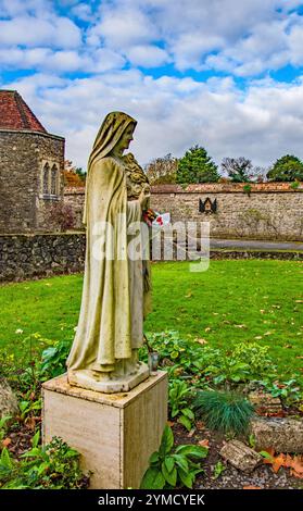 Statue der Heiligen Thérèse von Lisieux im Rosenkranzweg bei den Brüdern. Aylesford. Stockfoto