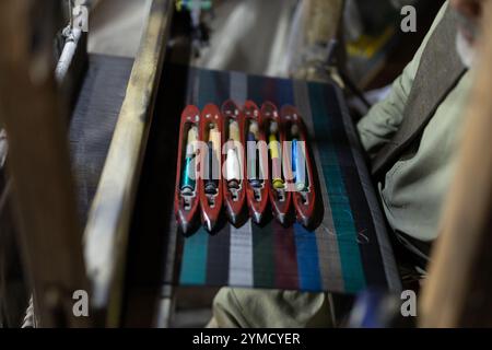 "Seidenkettweberei nach der ältesten Methode in der Provinz Herat, Afghanistan." Stockfoto