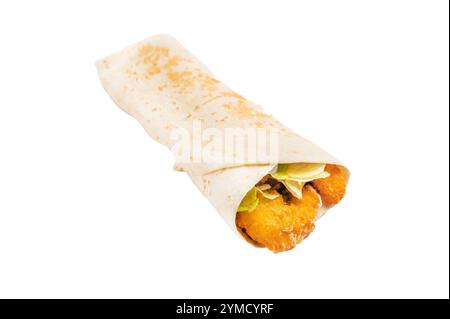 Meeresfrüchte-Shawarma-Verpackung mit Garnelen, Garnelen und Gemüse isoliert auf weißem Hintergrund. Stockfoto