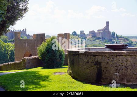 Blick von Tuscania, San Pietro, römisch-katholische Kirche, Toskana, Provinz Viterbo, Region Latium, Italien Stockfoto