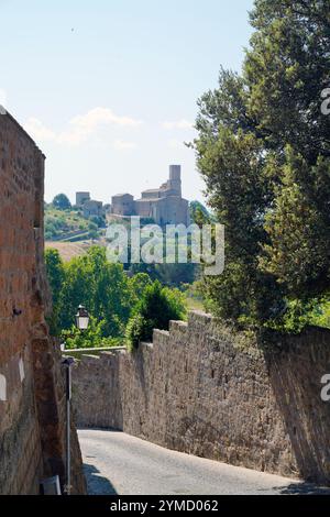 Fassade der Kirche, San Pietro, römisch-katholische Kirche, Toskana, Provinz Viterbo, Region Latium, Italien Stockfoto