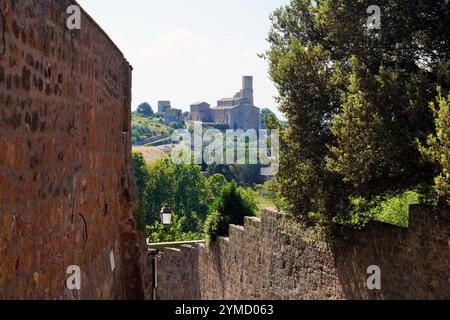 Blick von Tuscania, San Pietro, römisch-katholische Kirche, Toskana, Provinz Viterbo, Region Latium, Italien Stockfoto