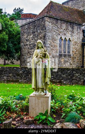 Statue der Heiligen Thérèse von Lisieux im Rosenkranzweg bei den Brüdern. Aylesford. Stockfoto