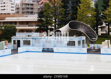 TOKIO, JAPAN – 20. November 2024: Eislaufbahn im Zentrum von Tokio in der Gegend von Roppongi zwei Tage vor ihrer Eröffnung. Stockfoto