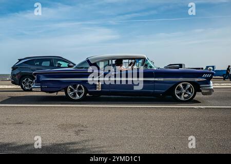 Gulfport, MS - 04. Oktober 2023: Weitwinkel-Seitenansicht eines Chevrolet Impala Hardtop Coupés aus dem Jahr 1958 auf einer lokalen Automobilausstellung. Stockfoto