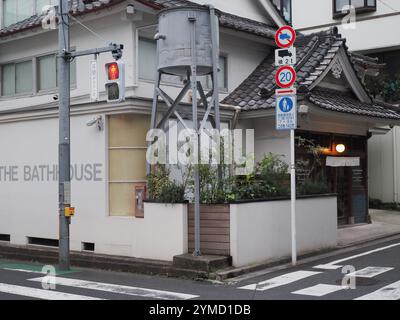 TOKIO, JAPAN - 14. November 2024: Detail von SCAI The Bathhouse, einer Galerie in einem umgebauten ehemaligen öffentlichen Badehaus in Tokio Yanaka. Stockfoto