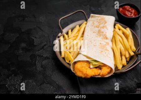 Meeresfrüchte-Wrap, Döner-Kebab mit Garnelen, Garnelen und Salat. Schwarzer Hintergrund. Draufsicht. Stockfoto