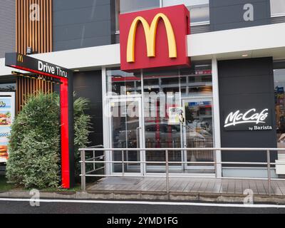 TOKIO, JAPAN - 29. August 2024: McDonalds in Tokios Koto-Bezirk mit Drive-Through-Schild. Stockfoto