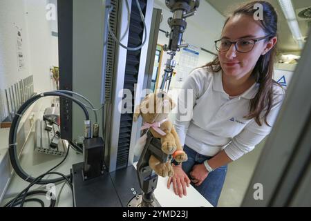 Nürnberg, Deutschland. November 2024. Barbara Scheller, Expertin für Chemie und Mechanik, testet, ob die Augen eines Kuschelspielzeugs beim Ziehen mit 90 Newtonmetern Kraft herausgerissen werden. Seit 70 Jahren testet der TÜV Rheinland Spielzeug in seinem Spielzeugprüflabor auf Sicherheit. Darlegung: Daniel Löb/dpa/Alamy Live News Stockfoto