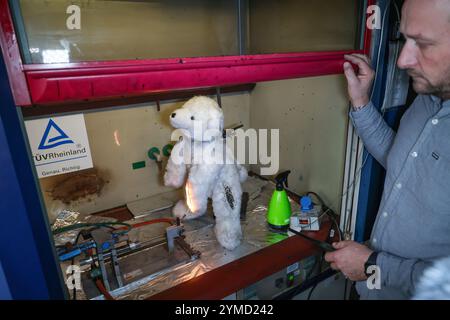 Nürnberg, Deutschland. November 2024. Sebastian Rösch, Leiter des Spielzeuglabors, testet die Entflammbarkeit eines Kuschelspielzeugs. Seit 70 Jahren testet der TÜV Rheinland Spielzeug in seinem Spielzeugprüflabor auf Sicherheit. Darlegung: Daniel Löb/dpa/Alamy Live News Stockfoto