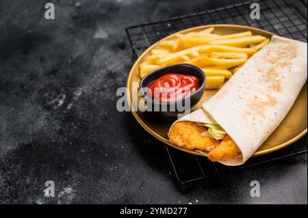 Döner-Döner mit Garnelen, Garnelen, Salat und pommes frites. Schwarzer Hintergrund. Draufsicht. Stockfoto