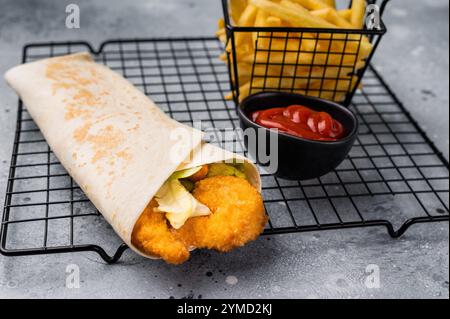 Döner-Döner mit Meeresfrüchten, Garnelen, Salat und französischem Frittierfleisch. Grauer Hintergrund. Draufsicht. Stockfoto