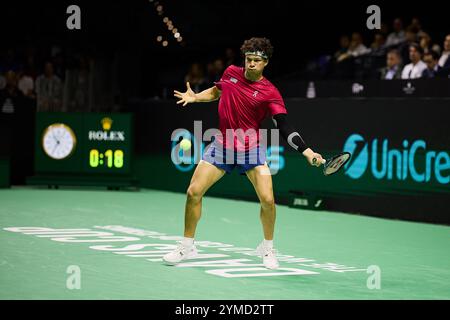 Malaga, Malaga, Spanien. November 2024. Ben Shelton aus den Vereinigten Staaten, kehrt mit Vorhand in seinem Spiel gegen Thanasi Kokkinakis aus Australien während des DAVIS CUP FINALS 2024 zurück – Finale 8 – Herren Tennis (Foto: © Mathias Schulz/ZUMA Press Wire) NUR REDAKTIONELLE VERWENDUNG! Nicht für kommerzielle ZWECKE! Stockfoto