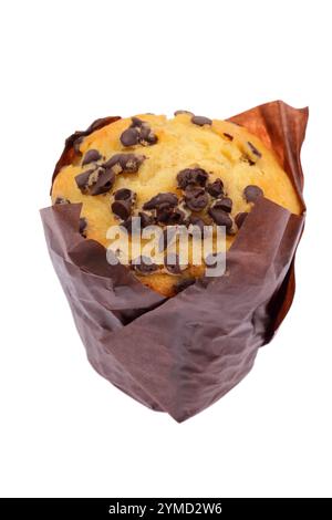 Genießen Sie den Genuss eines köstlichen Chocolate Chip Muffins, der sorgfältig in braunes Papier gewickelt ist Stockfoto