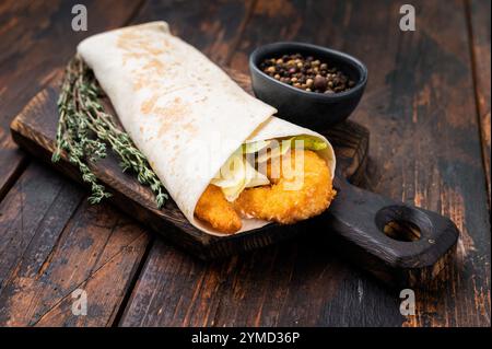 Shawarma Wrap mit Meeresfrüchten, Garnelen und Gemüse. Hölzerner Hintergrund. Draufsicht. Stockfoto