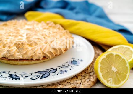 Zitronenbällchen mit frischen Zitronen Stockfoto