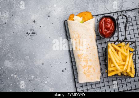 Döner-Döner mit Meeresfrüchten, Garnelen, Salat und französischem Frittierfleisch. Grauer Hintergrund. Draufsicht. Stockfoto