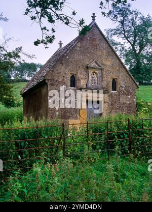 Blick auf St. Kenelm's Well, Sudeley Hill, Gloucestershire, England, Großbritannien überdacht von einem Brunnenhaus aus dem Jahr 1887. Kenelms Legende besagt, dass dies der fiction war Stockfoto