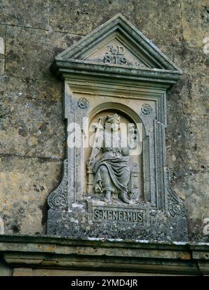 Detail der mit Giebeln versehenen Nische über dem Eingang zum St. Kenelm's Well, Sudeley Hill, Gloucestershire, England, UK aussehende Südstaaten. Der Sohn des Königs Coenwu Stockfoto