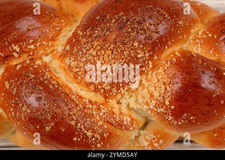 Köstlich frisch gebackenes süßes Challah-Brot mit einer wunderschönen goldenen Kruste Stockfoto