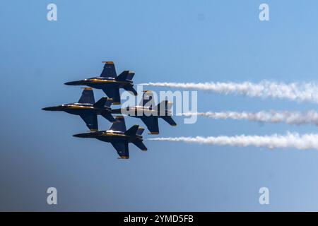 Jones Beach, New York, USA - 29. Mai 2022: Vier Kampfflugzeuge fliegen in enger Formation und hinterlassen während einer A weiße Dampfspuren gegen einen hellblauen Himmel Stockfoto