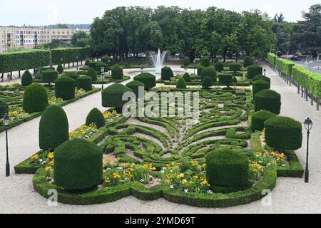 Blick auf den formellen französischen Garten, Jardin de l'Evêché, entworfen von André Le Nôtre, vom Goya Museum und dem ehemaligen Bischofspalast Castres Tarn France Stockfoto