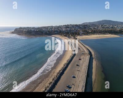 Hohe Luftaufnahme der felsigen Klippen, des sandigen Strandes und des Küstendorfes von San Pedro mit Blick auf den türkisfarbenen Pazifik, Kalifornien Stockfoto