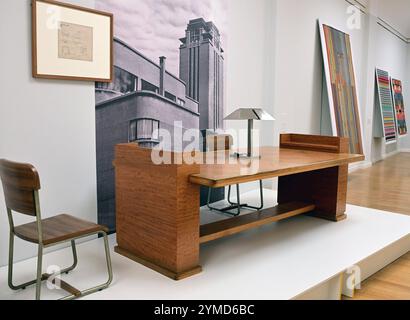 Die Kunstsammlungen Chemnitz präsentieren eine faszinierende Ausstellung mit dem Titel Lebensreform - Van de Velde mittendrin . Im Foto: Henry van de Velde, Schreibtisch,Stühle und Lampe für die Universitätsbiblithek Gent, 1933/36. Diese Schau widmet sich dem belgischen Künstler und Designer Henry van de Velde, einer herausragenden Persönlichkeit der europäischen Kunst- und Designgeschichte. Van de Velde, bekannt für seine innovative Herangehensweise und seine bedeutenden Beiträge zum Jugendstil und zur Moderne, stehen im Mittelpunkt dieser Ausstellung die gleichzeitig Auftaktausstellung der Stockfoto