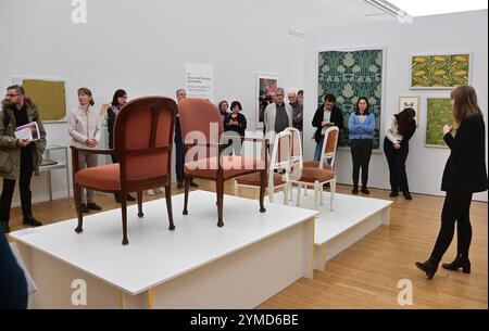 Die Kunstsammlungen Chemnitz präsentieren eine faszinierende Ausstellung mit dem Titel Lebensreform - Van de Velde mittendrin . Diese Schau widmet sich dem belgischen Künstler und Designer Henry van de Velde, einer herausragenden Persönlichkeit der europäischen Kunst- und Designgeschichte. Van de Velde, bekannt für seine innovative Herangehensweise und seine bedeutenden Beiträge zum Jugendstil und zur Moderne, steht im Mittelpunkt dieser Ausstellung die gleichzeitig Auftaktausstellung der Kunstsammlungen für die Kulturhaupstadt Europa 2025 ist. Die Ausstellung bietet einen Einblick in van de Stockfoto