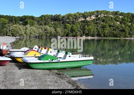 Tretboote, Tretboote oder Paddelboote am Ufer von Etang de la Bonde oder Bonde Lake, Luberon Regional Park Vaucluse Provence Frankreich Stockfoto