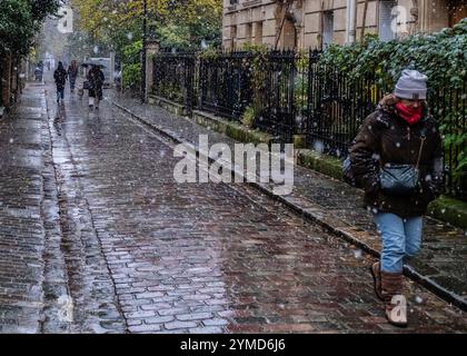 Saint Ouen, Paris, Frankreich. November 2024. Paris und die Region ÃŽle-de-France werden am Donnerstag, den 21. November 2024, in die orange Warnmeldung für "Schnee und Eis" versetzt. Aufgrund der Schneefallvorhersage für Donnerstag, 21. November 2024 (Credit Image: © Sadak Souici/ZUMA Press Wire) NUR REDAKTIONELLE VERWENDUNG! Nicht für kommerzielle ZWECKE! Stockfoto