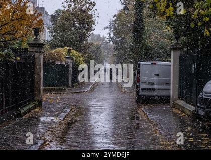 Saint Ouen, Paris, Frankreich. November 2024. Paris und die Region ÃŽle-de-France werden am Donnerstag, den 21. November 2024, in die orange Warnmeldung für "Schnee und Eis" versetzt. Aufgrund der Schneefallvorhersage für Donnerstag, 21. November 2024 (Credit Image: © Sadak Souici/ZUMA Press Wire) NUR REDAKTIONELLE VERWENDUNG! Nicht für kommerzielle ZWECKE! Stockfoto