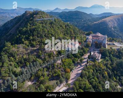 Gubbio (Umbrien-Provinz Perugia). Blick auf den Berg Ingino mit der Basilika Santìubaldo Stockfoto