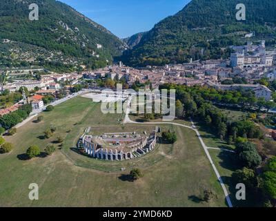 Gubbio (Umbrien-Provinz Perugia). Blick auf das römische Theater und die Schlucht von Bottaccione Stockfoto