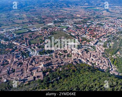 Gubbio (Umbrien-Provinz Perugia). Blick auf die Stadt vom Mount Ingino Stockfoto