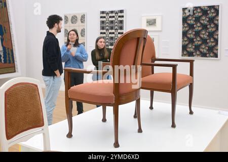 Die Kunstsammlungen Chemnitz präsentieren eine faszinierende Ausstellung mit dem Titel Lebensreform - Van de Velde mittendrin . Im Foto: Armlehnstul 1905 von Henry van de Velde, Ausführung H.Scheidemantel, Weimar. Diese Schau widmet sich dem belgischen Künstler und Designer Henry van de Velde, einer herausragenden Persönlichkeit der europäischen Kunst- und Designgeschichte. Van de Velde, bekannt für seine innovative Herangehensweise und seine bedeutenden Beiträge zum Jugendstil und zur Moderne, steht im Mittelpunkt dieser Ausstellung die gleichzeitig Auftaktausstellung der Kunstsammlungen für Stockfoto