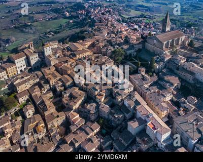 Todi (Umbrien-Provinz Perugia). Blick auf das historische Zentrum Stockfoto