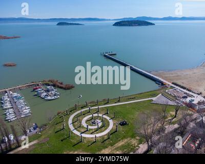 Tuoro (Umbrien-Provinz Perugia). Campo Del Sohle. Mit dem Trasimeno-See im Hintergrund Stockfoto