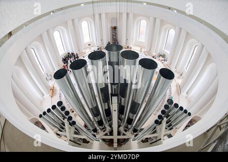 Die Berliner Sankt Hedwigs-Kathedrale soll am Sonntag nach rund sechsjaehriger Umbauzeit wiedereroeffnet werden. Im Foto vom 21.11.2024: Die Orgel von oben. Bis Anfang Januar sind mehrere Gottesdienste, Fuehrungen und Konzerte geplant, teilte das Erzbistum Berlin mit. Der weitgehend abgeschlossene Umbau des markanten Kirchenbaus in Berlins historischem Zentrum soll am Ende rund 44,2 Millionen Euro Kosten und befinde sich damit im 2016 errechneten Kostenrahmen von 40 Millionen Euro. Siehe epd-Meldung vom 21.11.2024 NUR ZUR REDAKTIONELLEN VERWENDUNG *** der Berliner St.-Hedwigs-Dom wird am Sonntag wiedereröffnet Stockfoto