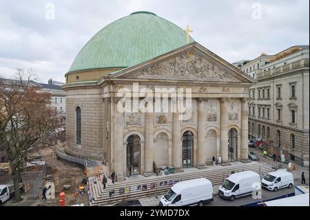 Die Berliner Sankt Hedwigs-Kathedrale soll am Sonntag nach rund sechsjaehriger Umbauzeit wiedereroeffnet werden. Im Foto vom 21.11.2024: Aussenansicht der Kirche. Bis Anfang Januar sind mehrere Gottesdienste, Fuehrungen und Konzerte geplant, teilte das Erzbistum Berlin mit. Der weitgehend abgeschlossene Umbau des markanten Kirchenbaus in Berlins historischem Zentrum soll am Ende rund 44,2 Millionen Euro Kosten und befinde sich damit im 2016 errechneten Kostenrahmen von 40 Millionen Euro. Siehe epd-Meldung vom 21.11.2024 NUR REDAKTIONELLE VERWENDUNG *** der Berliner St.-Hedwigs-Dom wird auf Sunda wiedereröffnet Stockfoto