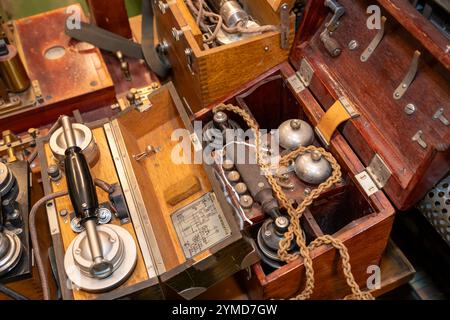 Alte Feldtelefone in Holzkisten, ausgestellt im Elisa Telefonmuseum in Helsinki, Finnland. Stockfoto